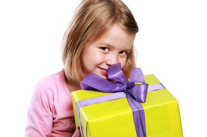 Mädchen mit einem Geschenk
