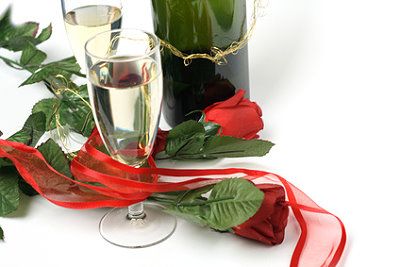 Champagner, Gläser und rote Rose