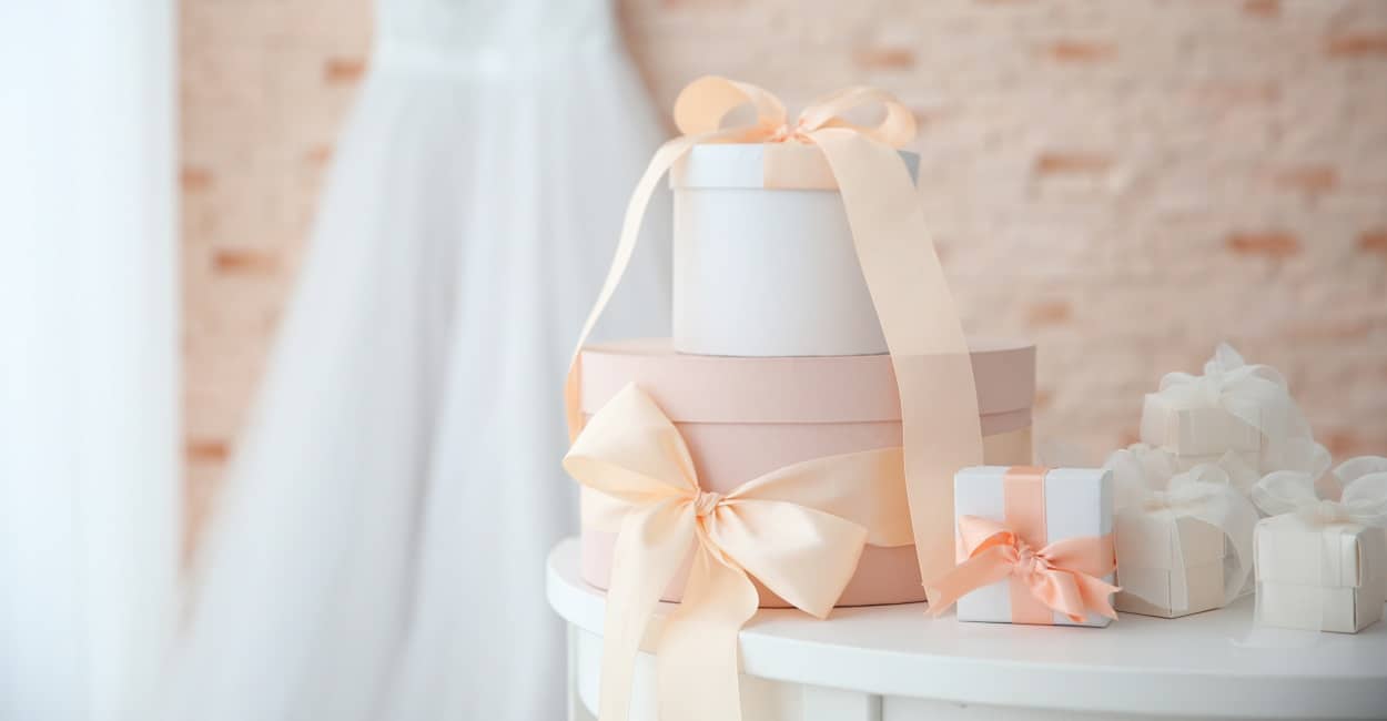 Hochzeitsgeschenke und Brautkleid