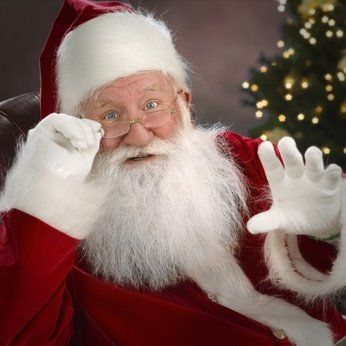 Santa Claus sitzt am Weihnachtsbaum