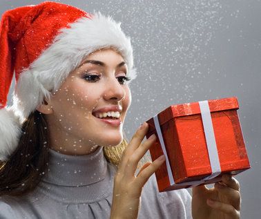 Eine Frau mit einem Weihnachtsgeschenk