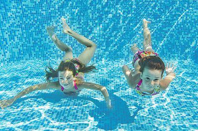 Zwei Mädchen im Schwimmbad