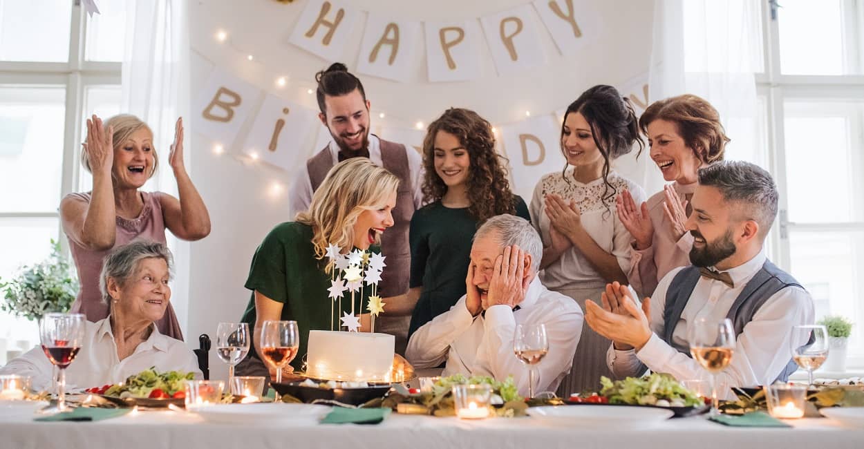 Eine Familie beim Geburtstag feiern