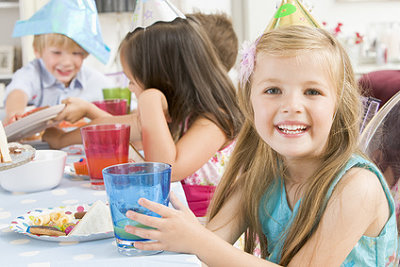 Kinder beim Essen am Kindergeburtstag