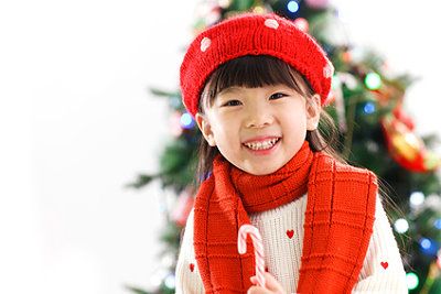 Kleines Mädchen und Weihnachtsbaum in China