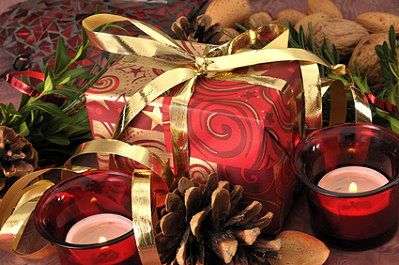 Weihnachtsgeschenk, Kerzen und Tannenzapfen