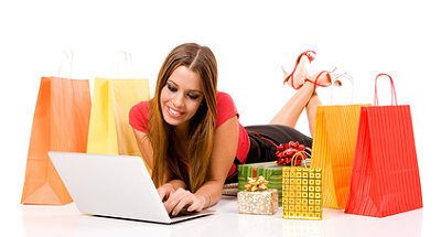 Frau kauft im Internet Last Minute Weihnachtsgeschenke