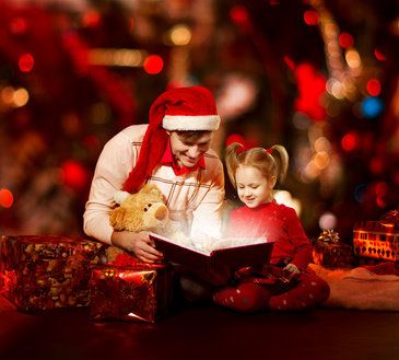 Vater und Tochter lesen Weihnachtsgeschichten