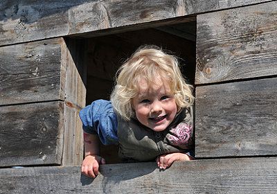 Kind freut sich über das Baumhaus