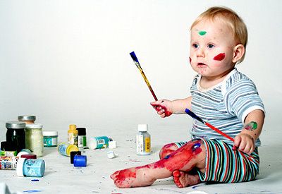 Kleinkind mit Pinsel und Farben