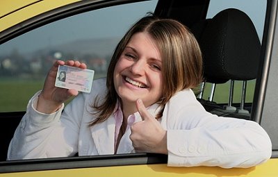 Junge Dame freut sich über ihren Führerschein