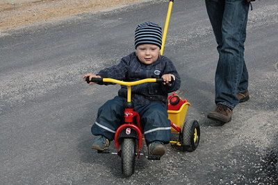 Kind auf einem Dreirad