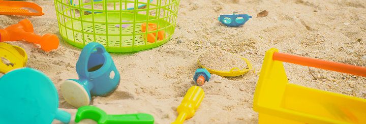 Sandspielzeug im Sandkasten