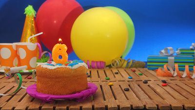 Geburtstagstorte mit Kerze 6 und Luftballons