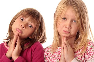 Zwei Mädchen betteln wegen einem Geschenk