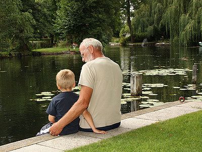 Großvater und Enkel am See