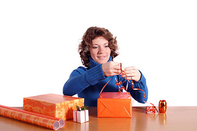 Eine Frau beim Geschenk einpacken